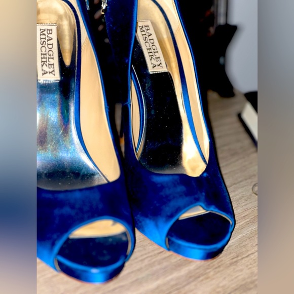 #BadgleyMischka heels worn only once. Beautiful metallic blue color. 81/2 4in - Picture 1 of 5